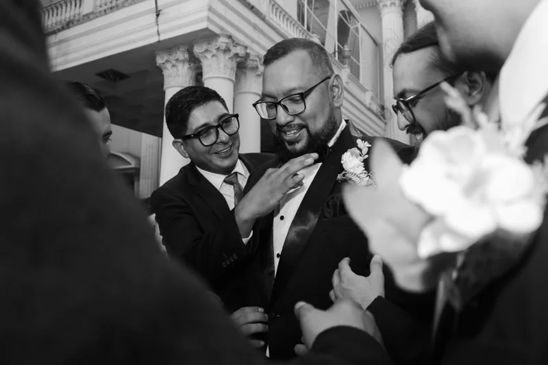Fotografía en blanco y negro de invitados celebrando